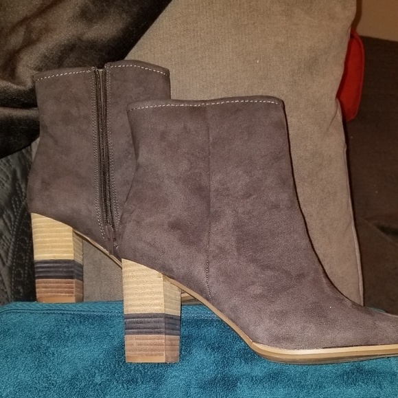 Gently worn Gray suede boots - Picture 1 of 3